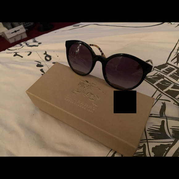 BURBERRY Women’s Sunglasses - Picture 15 of 15